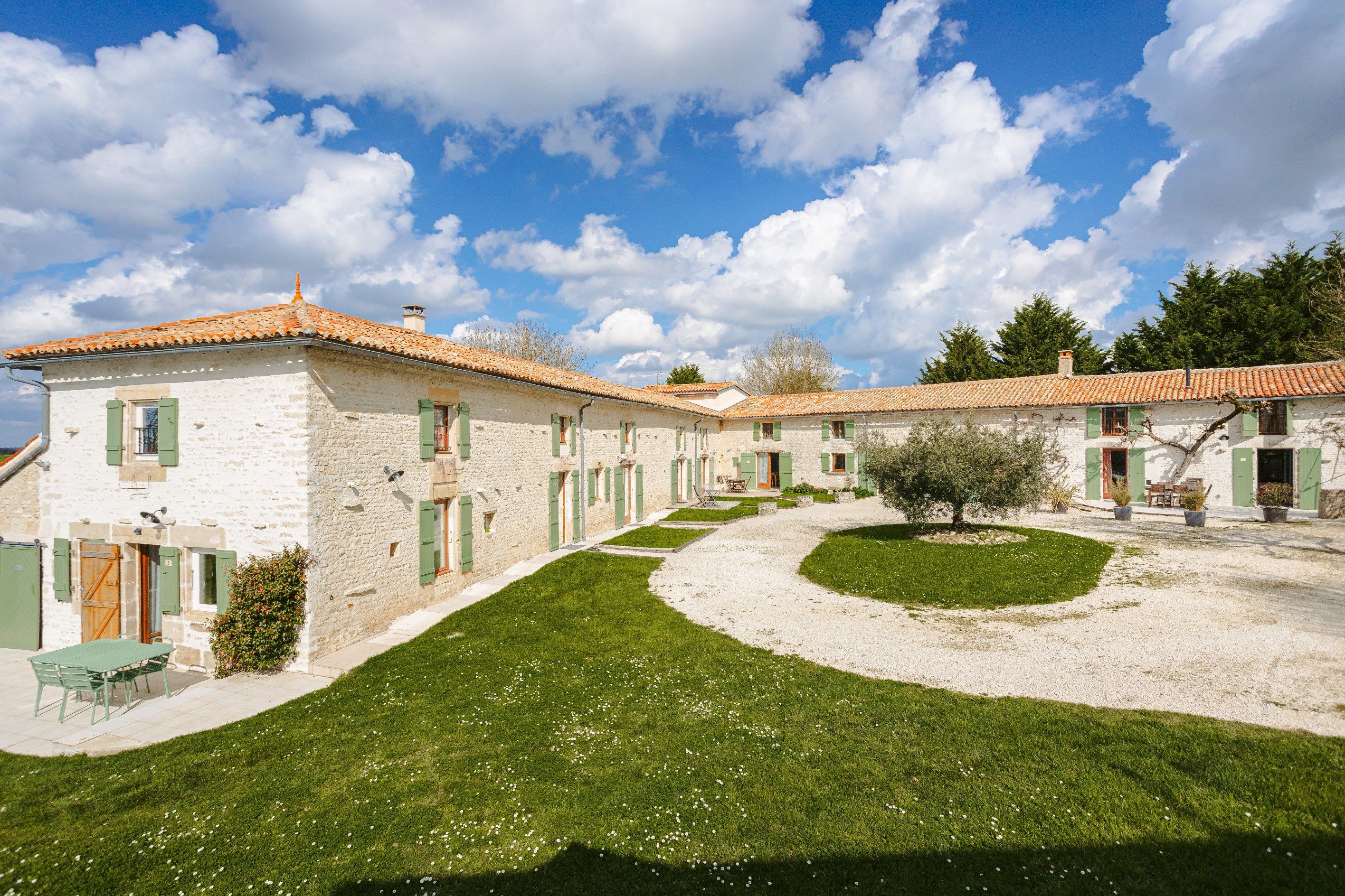 propriété 6 Pièces en vente sur SURGERES (17700)