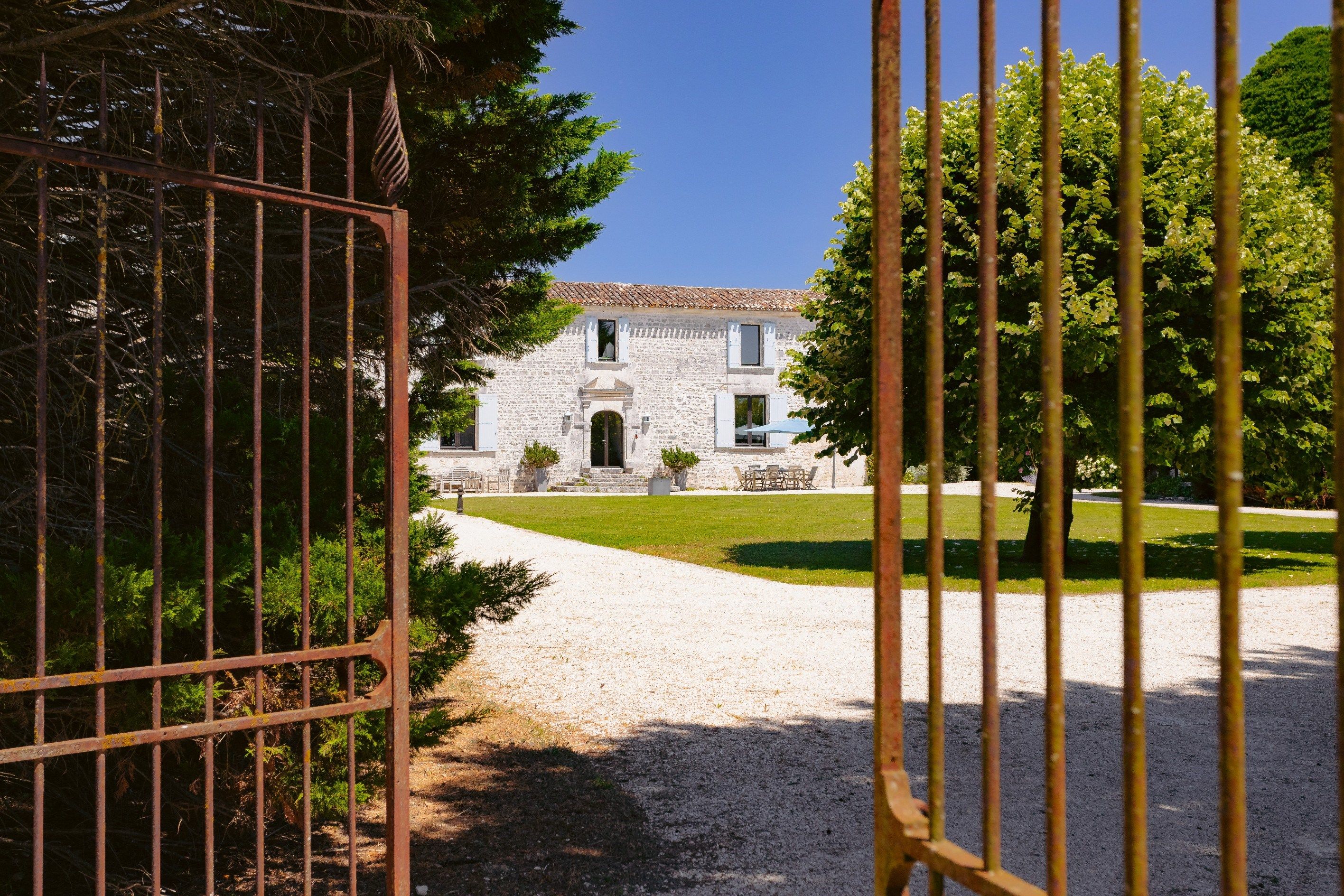 propriété 11 Pièces en vente sur CHAILLEVETTE (17890)