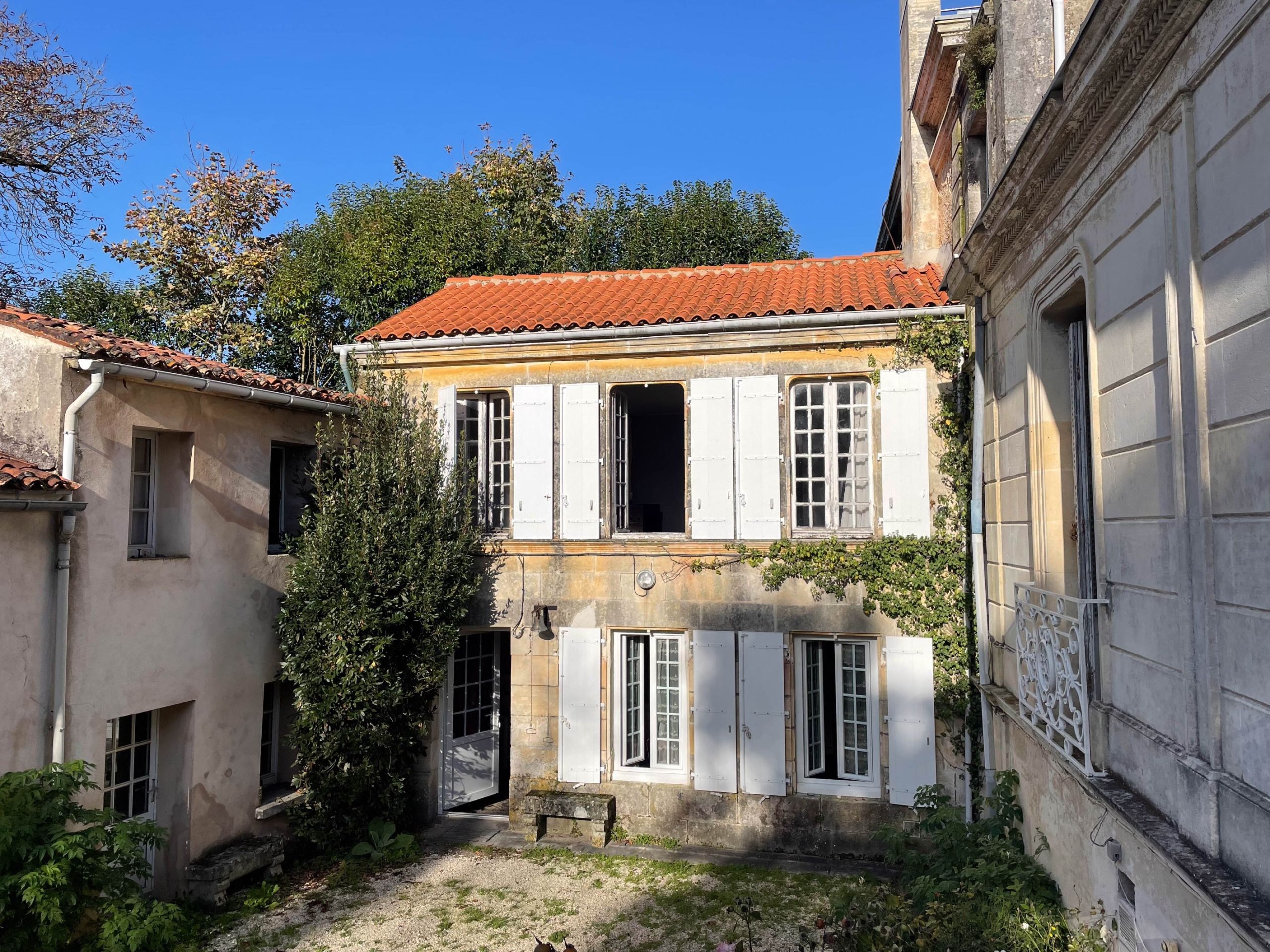 propriété 16 Pièces en vente sur ST COUTANT LE GRAND (17430)